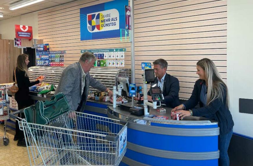 Stadtchef übernimmt Supermarktkasse bei Lidl in Alzey