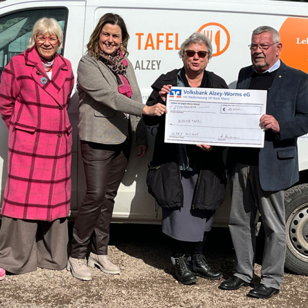 Lions Club Alzey Präsidium übergibt den Erlös der Adventskalender-Aktion