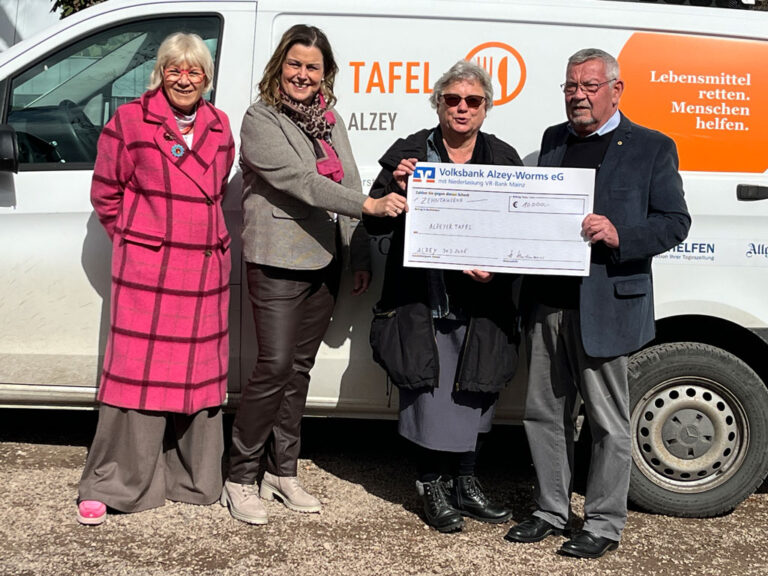 Mehr über den Artikel erfahren Lions Club Alzey Präsidium übergibt den Erlös der Adventskalender-Aktion