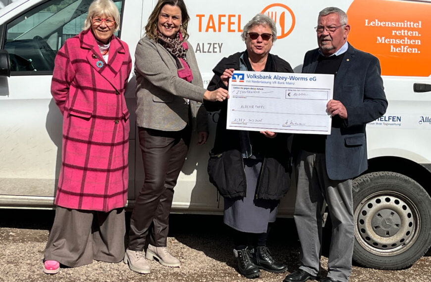 Lions Club Alzey Präsidium übergibt den Erlös der Adventskalender-Aktion