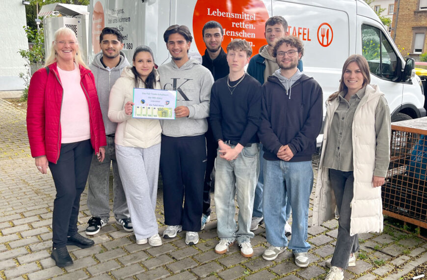 Fairtrade-Schulteam der BBS Alzey übergibt Erlös ihrer Pausenverpflegungsaktion